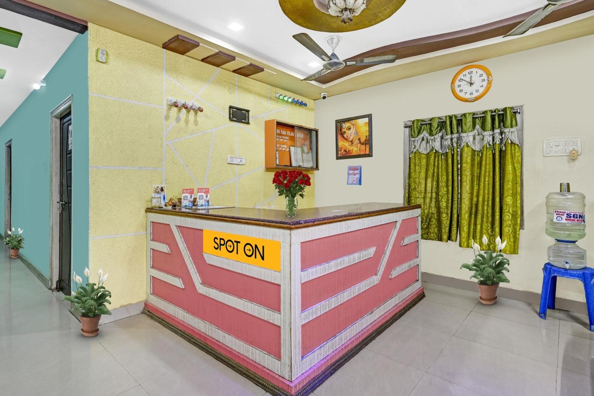 Spot On Sri Sai Teja Lodge Visakhapatnam Ngoại thất bức ảnh